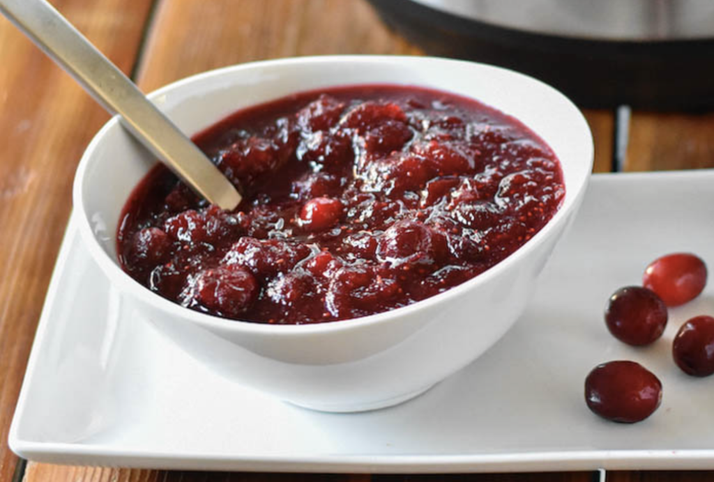 how to remove a cranberry sauce stain, homemade cranberry sauce in a bowl